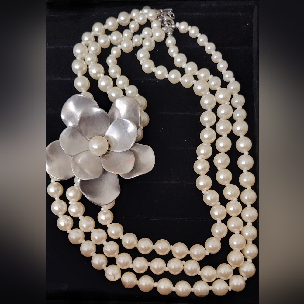 VCLM Faux Graduated Glass Pearls Statement Necklace with Large Silver Flower